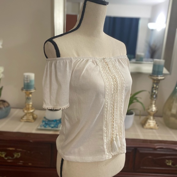 💕❤️H&M lace centered off shoulder white💕 - Picture 3 of 6